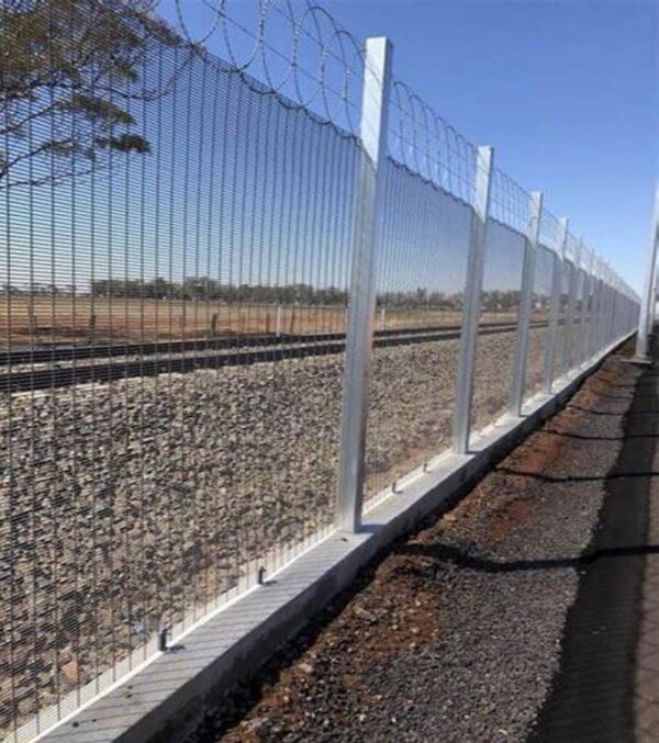 Anti climb fence