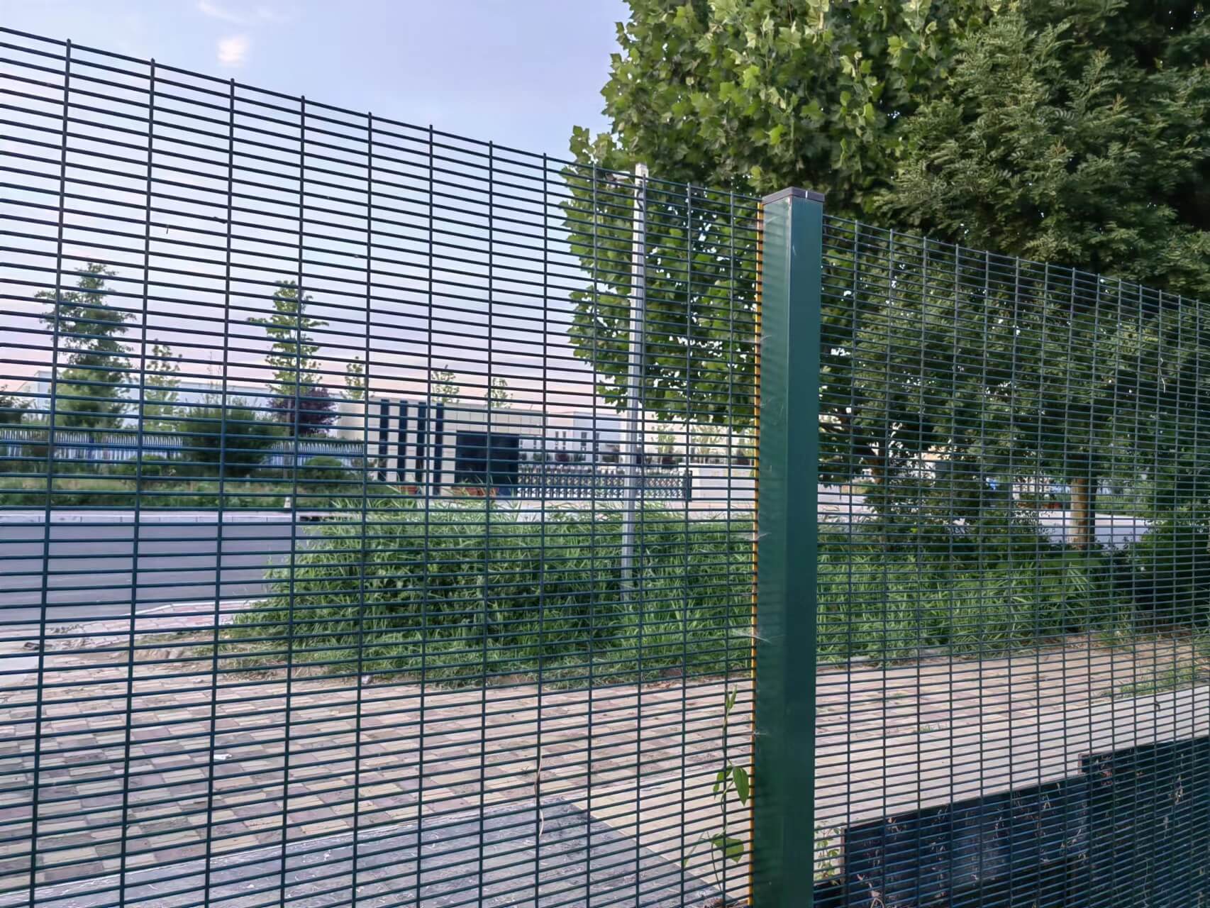 Clôture en treillis métallique soudé pour cour d'école - Chine Clôture de  maillage de fil soudé, clôtures de sécurité